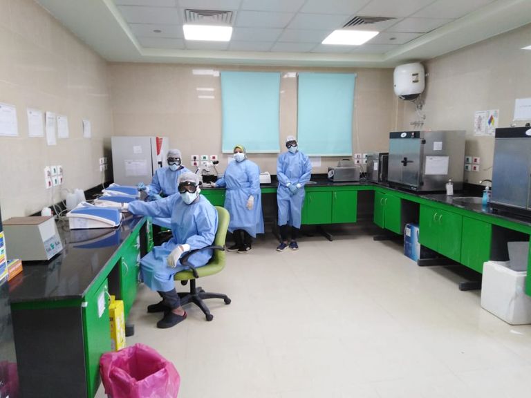 فاطمة عبدالظاهر مع زملائها في مستشفى العزل