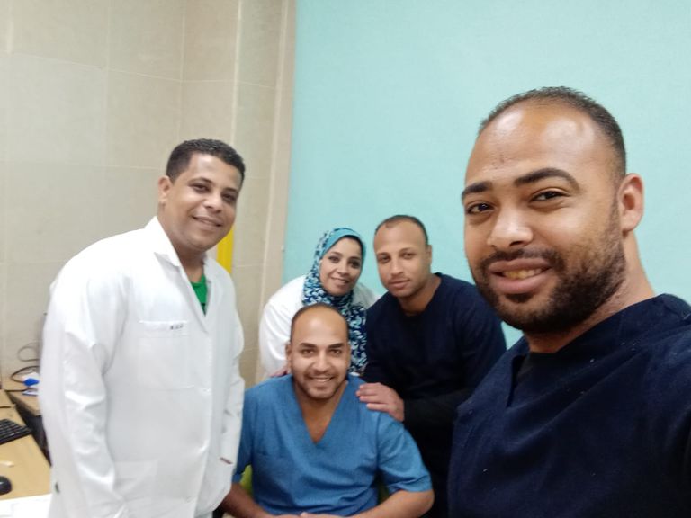 فاطمة عبدالظاهر مع زملائها في مستشفى العزل