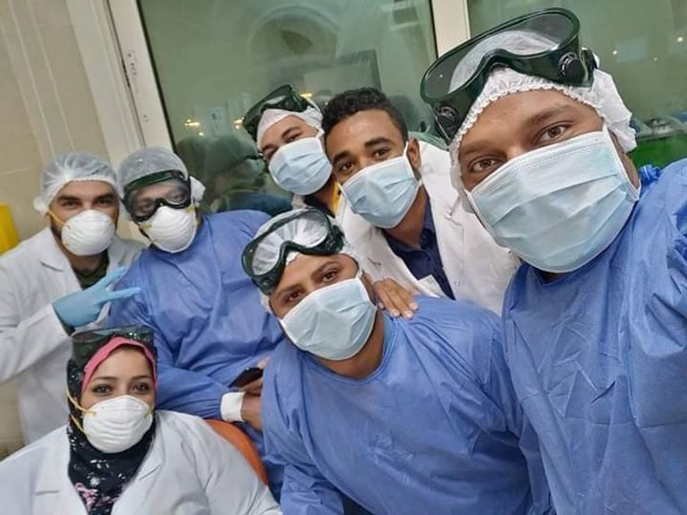 فاطمة عبدالظاهر مع زملائها في مستشفى العزل