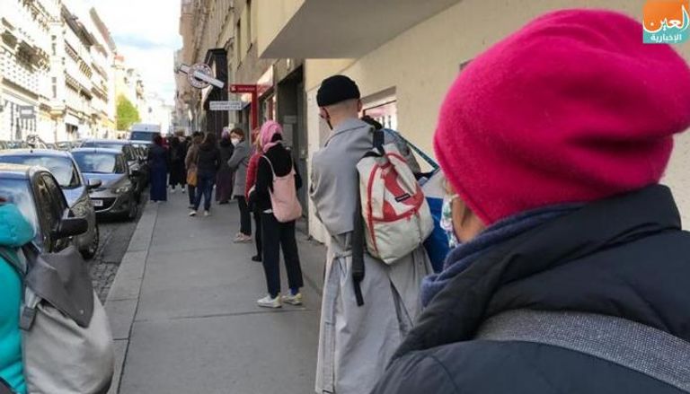 مئات النمساويين اصطفوا في طوابير انتظار طويلة أمام المتاجر