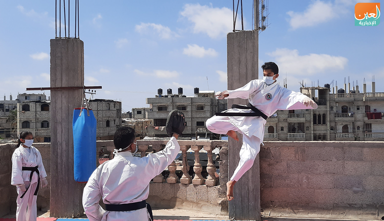 عائلة فلسطينية تتحدى كورونا بالكاراتيه