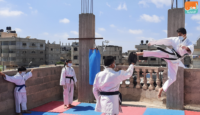 عائلة فلسطينية تتحدى كورونا بالكاراتيه