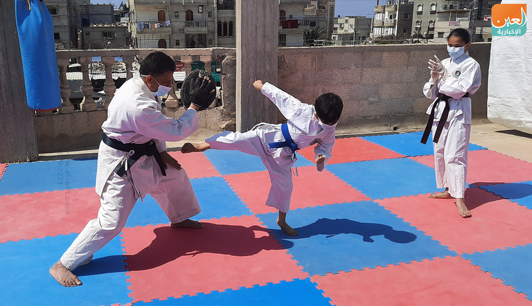 عائلة فلسطينية تتحدى كورونا بالكاراتيه