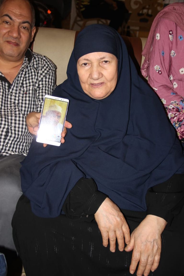 شاب مصري يروي كيف تحارب عائلته كورونا