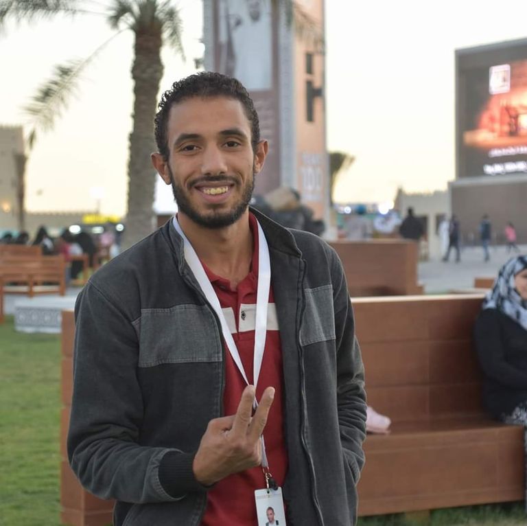 شاب مصري يروي كيف تحارب عائلته كورونا