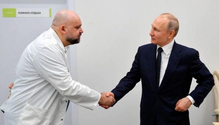 بوتين يصافح الطبيب بروتسينكو