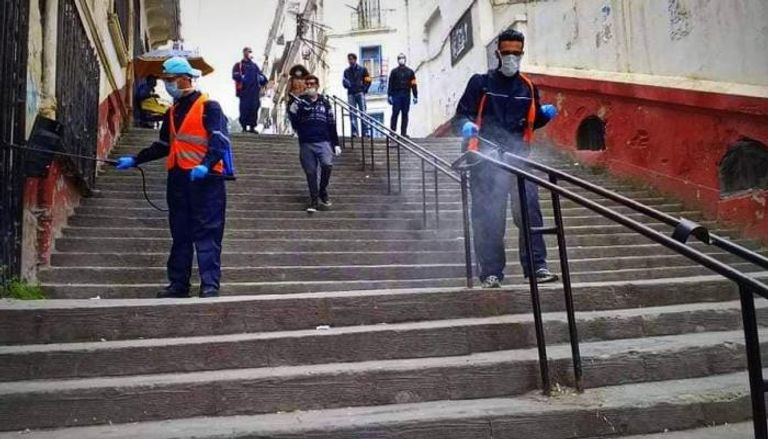 جزائريون يتطوعون لتعقيم الشوارع في العاصمة