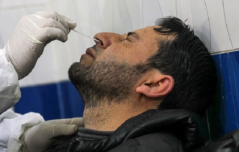 أحد الأشخاص يخضع لفحص كورونا المستجد بالحصول على مسحة من الأنف