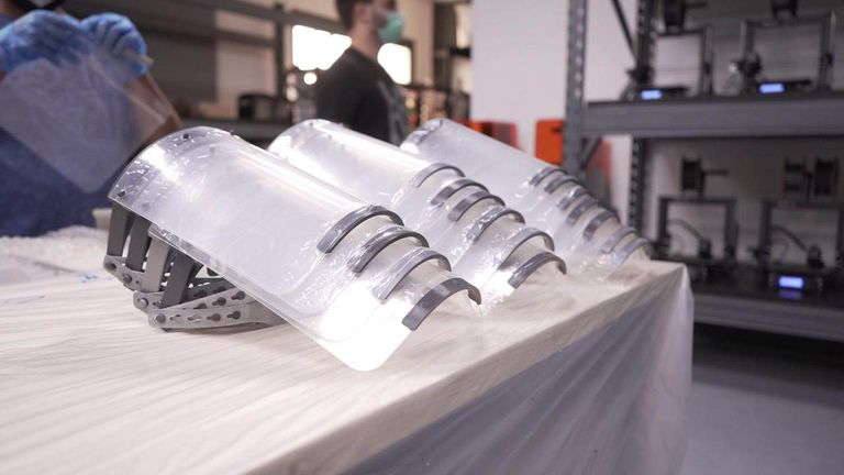 شرطة دبي تزود عناصرها بأقنعة واقية متطورة لحمايتهم من العدوي بكورونا