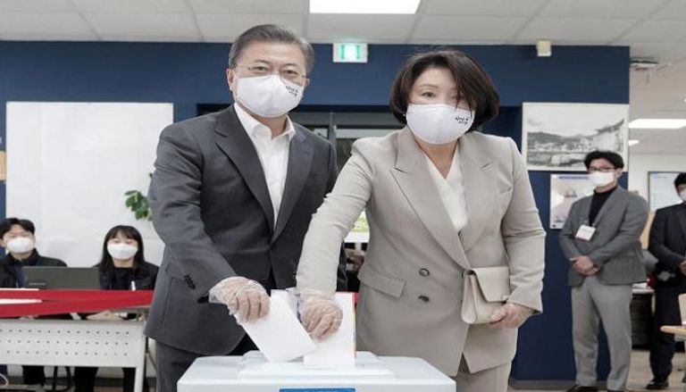 الرئيس مون جيه إن وزوجته يدليان بصوتيهما في التصويت المبكر