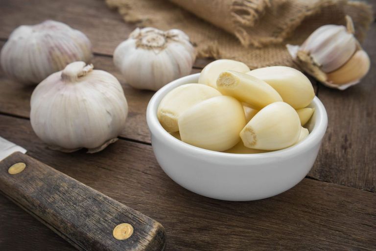 الثوم لتقوية المناعة المناعة والمواد الطبيعية التي تقويها.. منها الزنجبيل والشاي الأخضر