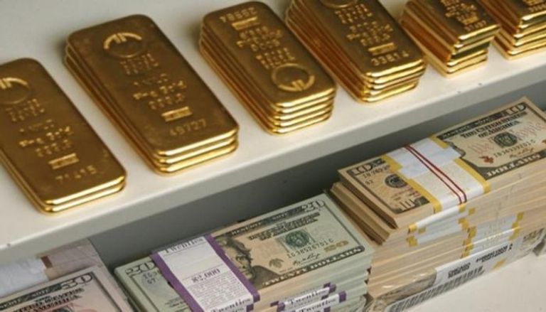 الدولار يصعد والذهب يهبط