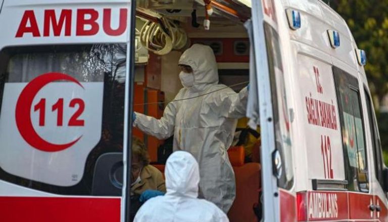 سيارات إسعاف تنقل مرضى كورونا بتركيا 