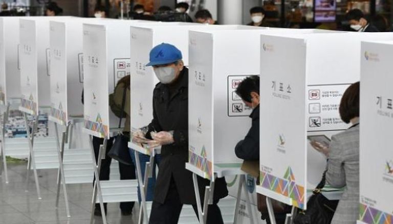 الناخبون في كوريا الجنوبية أثناء الإدلاء بأصواتهم