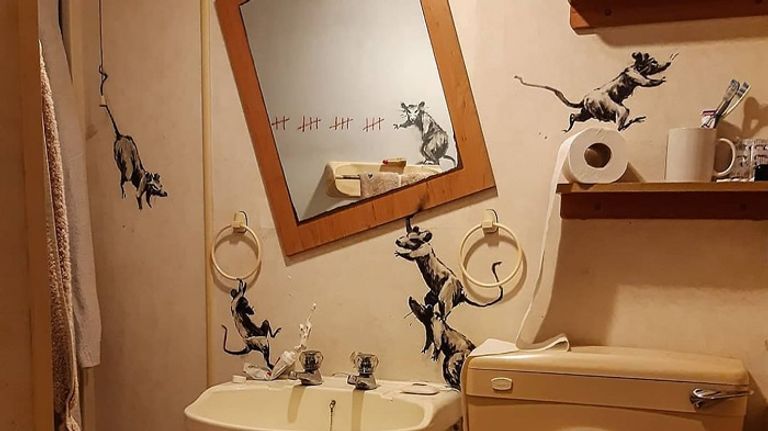 صورة من الخمسة صور للجرافيي الجديد لبانكسي بانكسي ينشر أحدث أعماله من مرحاض منزله