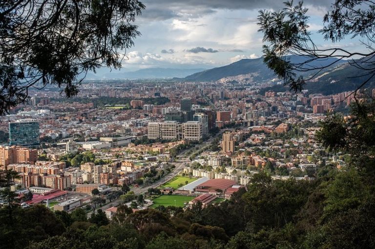 جانب من كولومبيا الرجال يخرجون في أيام مختلفة عن النساء لشراء المستلزمات