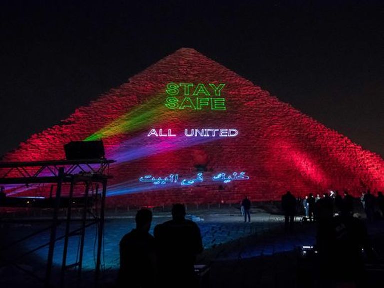 فحوصات كورونا الطبية أمام جامعة القاهرة