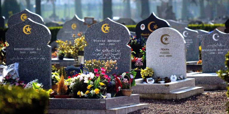 نقص ساحات الدفن على الشريعة الإسلامية في فرنسا