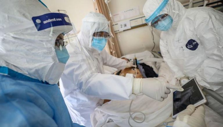 مريض بفيروس كورونا يتلقى العلاج في أحد المستشفيات