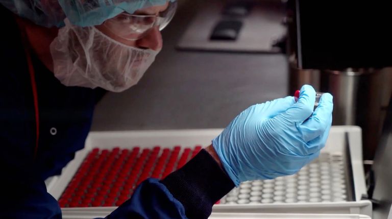 مريض بفيروس كورونا يتلقى العلاج في أحد المستشفيات