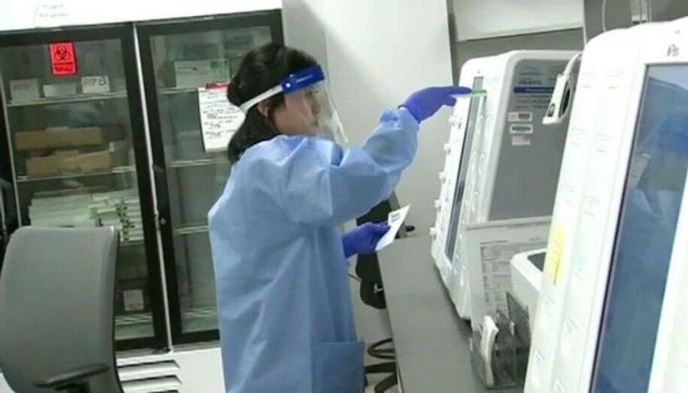 طبيبة صينية في أحد المختبرات