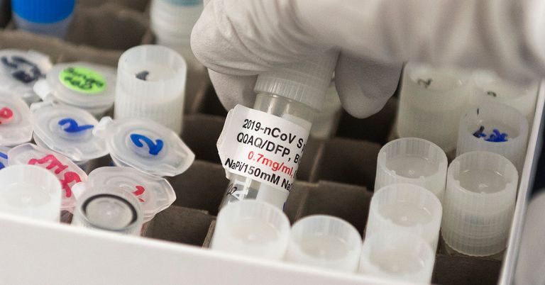 طبيبة صينية في أحد المختبرات