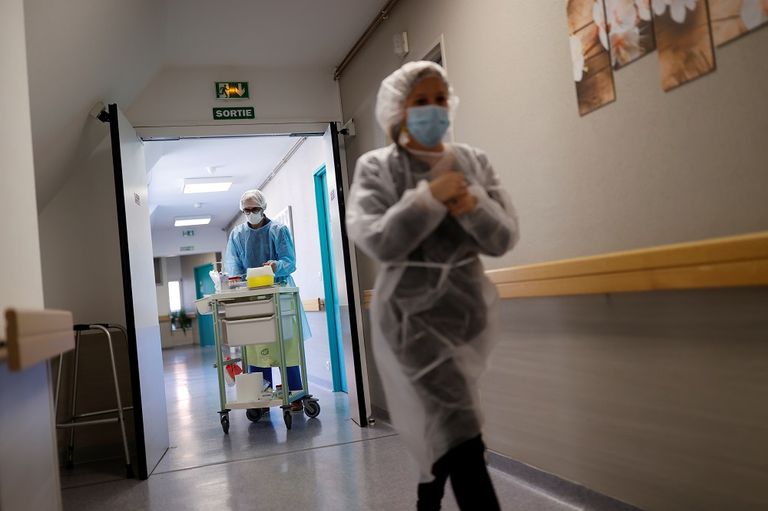 عاملة صحية ترتدي ملابس واقية