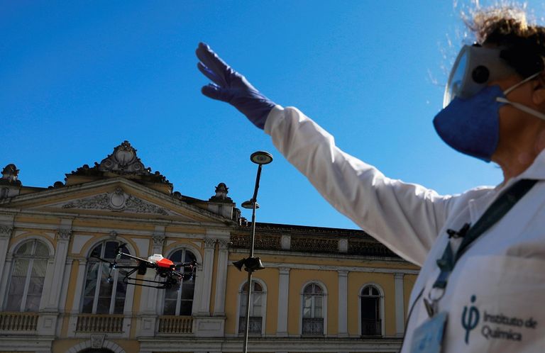 عاملة صحية ترتدي ملابس واقية