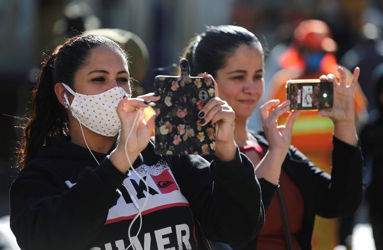 عاملة صحية ترتدي ملابس واقية