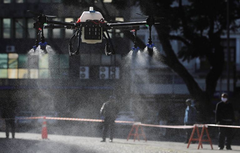 عاملة صحية ترتدي ملابس واقية