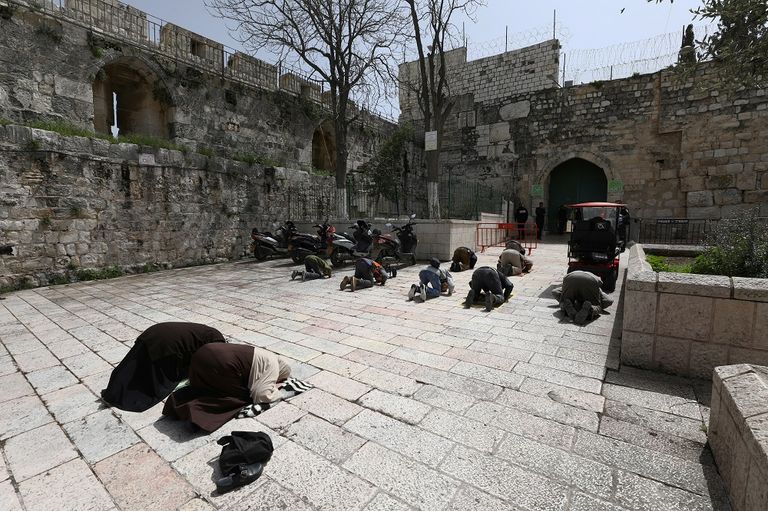 هكذا تقام الفرائض بعد قرار غلق المسجد الأقصى في رمضان 2020 نتيجة تفشي فيروس كورونا رجل يمشي أمام قبة الصخرة