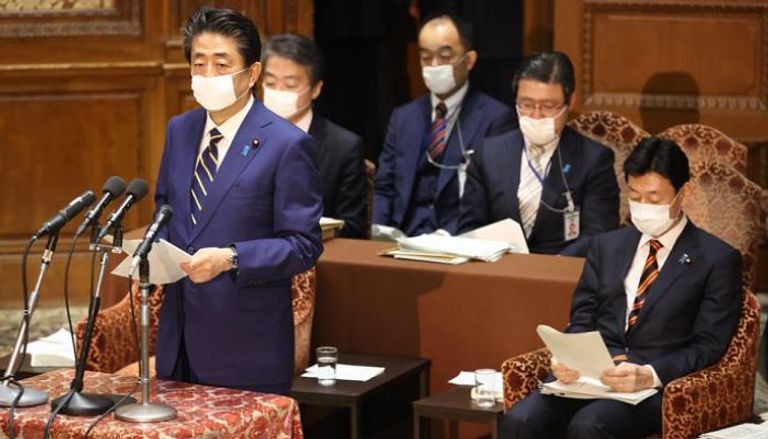 رئيس وزراء اليابان شينزو آبي يعلن الطوارئ في البلاد