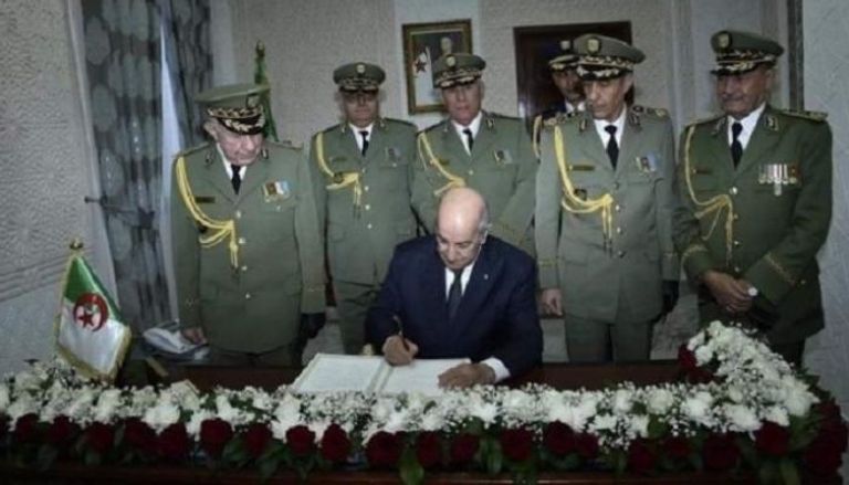 الرئيس الجزائري مع قادة الجيش - أرشيفية