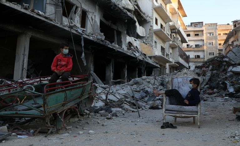 سيدة وابنتها بين حطام المنازل