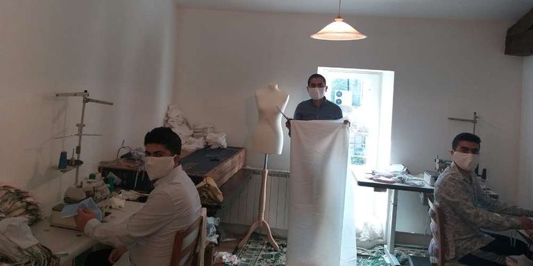 سوريون يخيطون الكمامات داخل أبرشية شامبيني