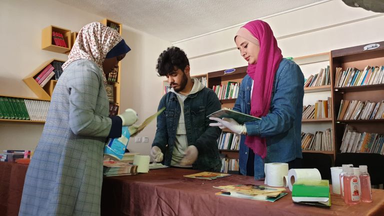 أعضاء المبادرة يوزعون الكتب على الأطفال