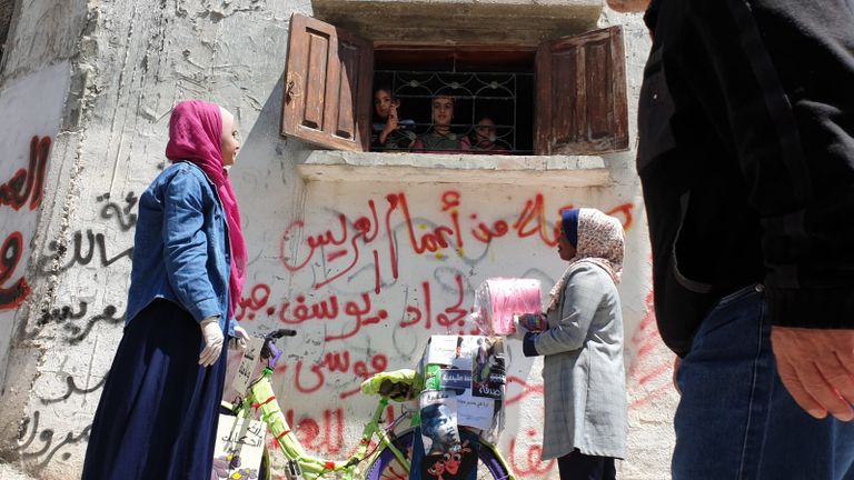 أعضاء المبادرة يوزعون الكتب على الأطفال