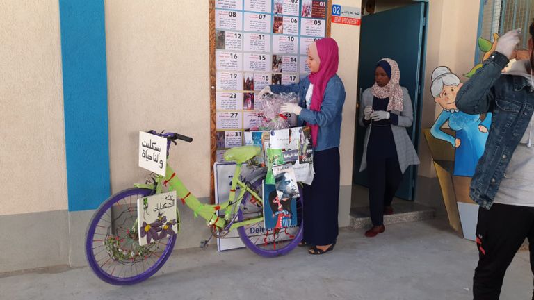 أعضاء المبادرة يوزعون الكتب على الأطفال