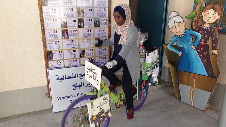 أعضاء المبادرة يوزعون الكتب على الأطفال