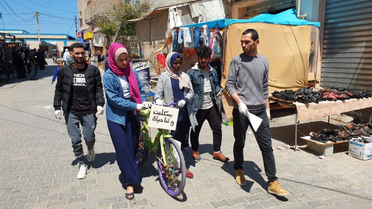 أعضاء المبادرة يوزعون الكتب على الأطفال