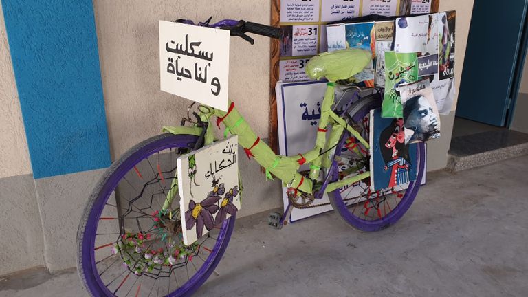 أعضاء المبادرة يوزعون الكتب على الأطفال