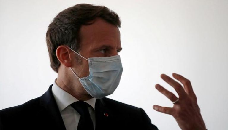 الرئيس الفرنسي ماكرون  يرتدي الكمامة للوقاية من كورونا