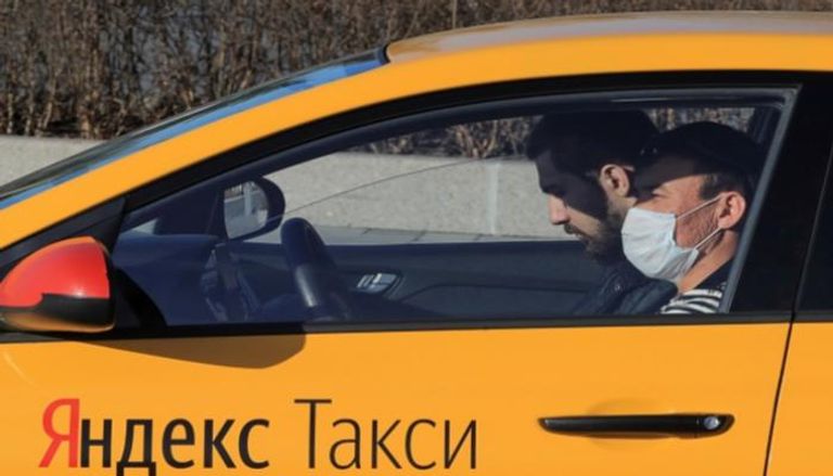 سائق تاكسي يرتدي كمامة في موسكو