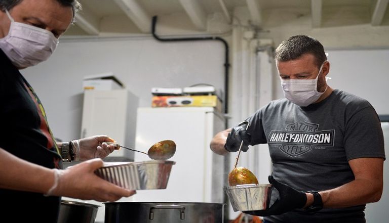 الطاهي ليونيل ريجوليه يصنع وجبات للمشردين