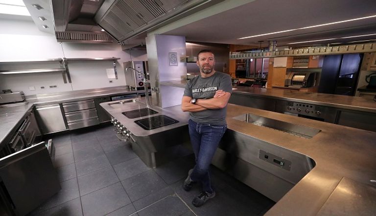 الطاهي ليونيل ريجوليه يصنع وجبات للمشردين