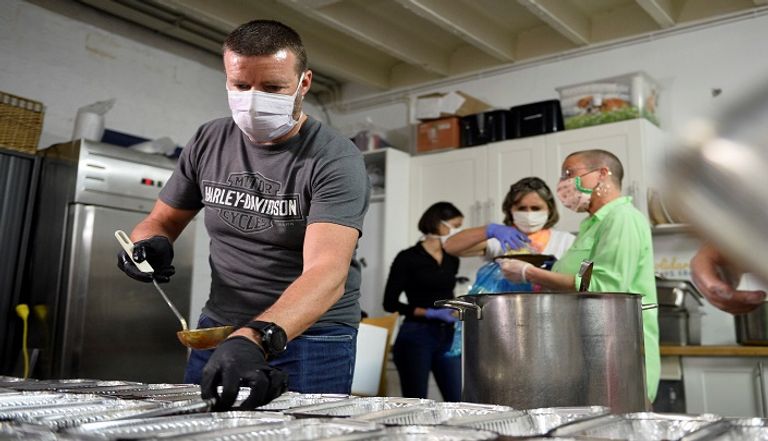 الطاهي ليونيل ريجوليه يصنع وجبات للمشردين