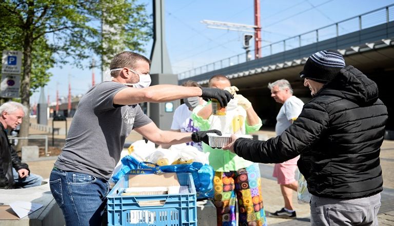 الطاهي ليونيل ريجوليه يصنع وجبات للمشردين