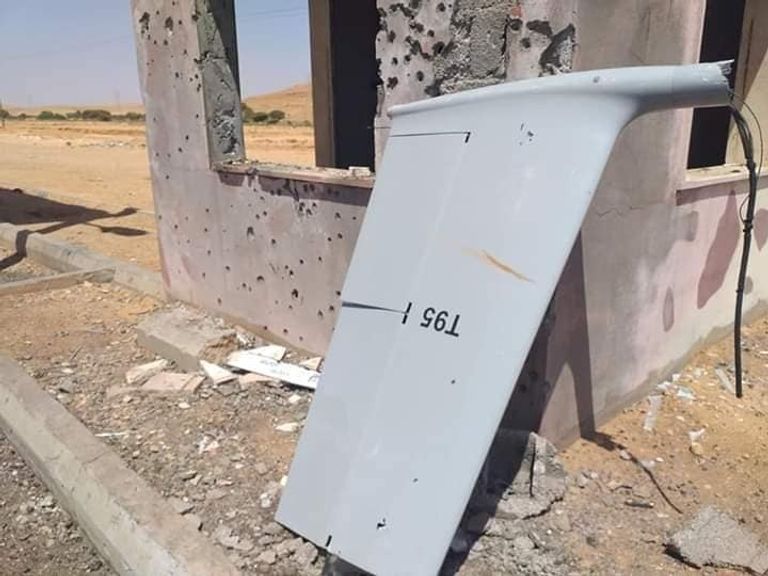 جانب من حطام الطائرة التركية المسيرة حطام الطائرة التركية المسيرة في بني وليد