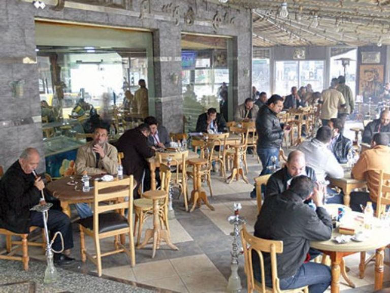 بعض المدخنين استبدلوا الشيشة بالسجائر