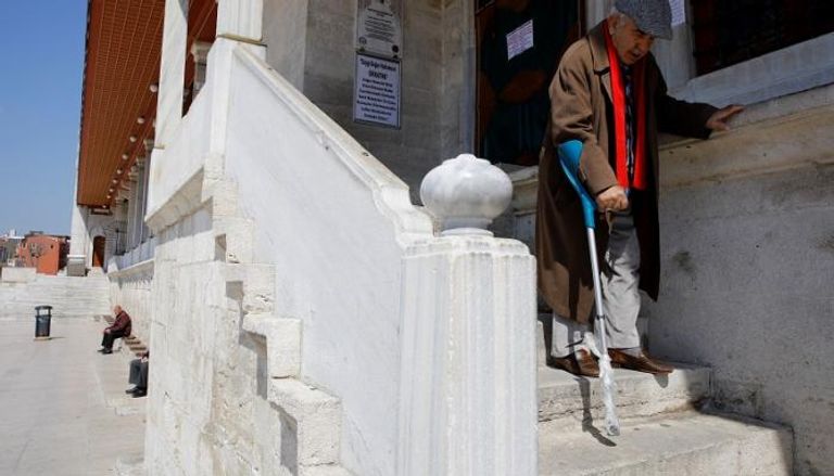تركي يغادر مسجد الفاتح المغلق في إطار إجراءات احتواء فيروس كورونا في تركيا